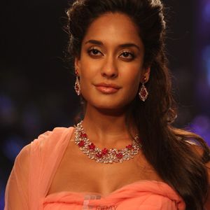 Lisa Haydon Image