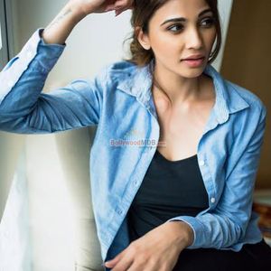 Daisy Shah Image