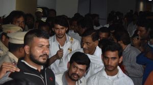 Krishna Garu’s last rites were performed by his inconsolable son Mahesh Babu at Mahaprashtanam