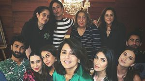 From Karishma Kapoor's dinner party, Kareena Kapoor shares a picture with 'Familia'