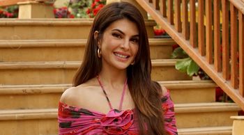 Jacqueline Fernandez has special GIFTS for paparazzi; click here to know!