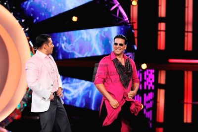 Akshay Kumar, Asin and Salman Khan promoting 'KHILADI 786' on BIGG BOSS 6 sets