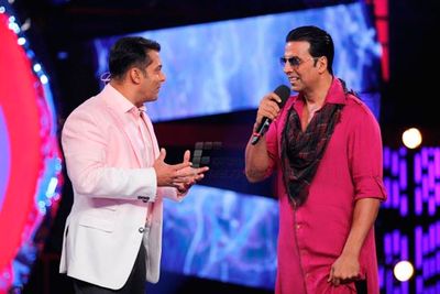 Akshay Kumar, Asin and Salman Khan promoting 'KHILADI 786' on BIGG BOSS 6 sets