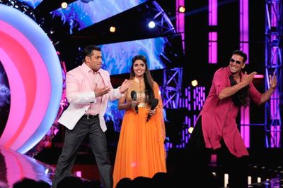 Akshay Kumar, Asin and Salman Khan promoting 'KHILADI 786' on BIGG BOSS 6 sets