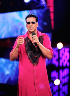 Akshay Kumar, Asin and Salman Khan promoting 'KHILADI 786' on BIGG BOSS 6 sets