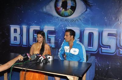 Akshay Kumar, Asin and Salman Khan promoting 'KHILADI 786' on BIGG BOSS 6 sets