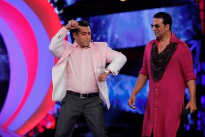 Akshay Kumar, Asin and Salman Khan promoting 'KHILADI 786' on BIGG BOSS 6 sets