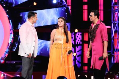Akshay Kumar, Asin and Salman Khan promoting 'KHILADI 786' on BIGG BOSS 6 sets