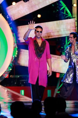 Akshay Kumar, Asin and Salman Khan promoting 'KHILADI 786' on BIGG BOSS 6 sets