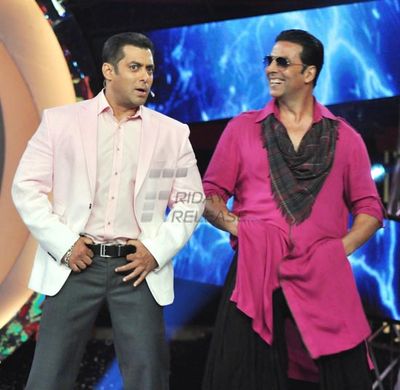 Akshay Kumar, Asin and Salman Khan promoting 'KHILADI 786' on BIGG BOSS 6 sets