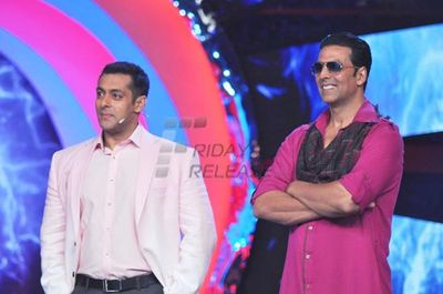 Akshay Kumar, Asin and Salman Khan promoting 'KHILADI 786' on BIGG BOSS 6 sets