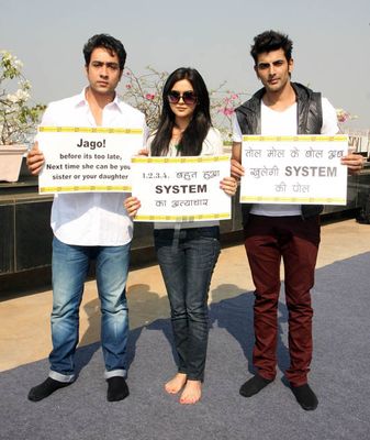 'Dehradun Diary' stars Adhyayan Suman and Ragini Nandwani at special Pooja Hawan for speedy recovery of Delhi rape victim in Mumbai