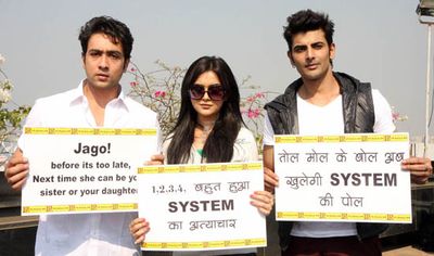 'Dehradun Diary' stars Adhyayan Suman and Ragini Nandwani at special Pooja Hawan for speedy recovery of Delhi rape victim in Mumbai