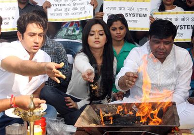 'Dehradun Diary' stars Adhyayan Suman and Ragini Nandwani at special Pooja Hawan for speedy recovery of Delhi rape victim in Mumbai