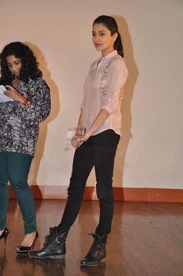 Imran Khan and Anushka Sharma promoting 'MATRU KI BIJLEE KA MANDOLA'