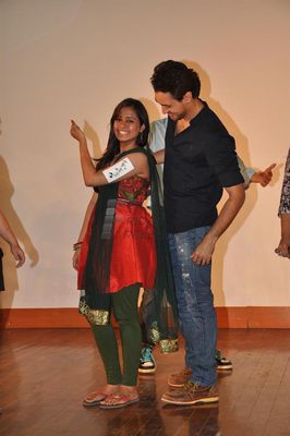 Imran Khan and Anushka Sharma promoting 'MATRU KI BIJLEE KA MANDOLA'