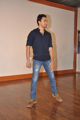 Imran Khan and Anushka Sharma promoting 'MATRU KI BIJLEE KA MANDOLA'