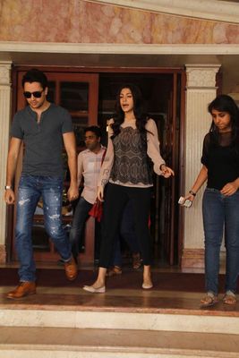 Imran Khan & Anushka Sharma promoting 'MATRU KI BIJLEE KA MANDOLA'