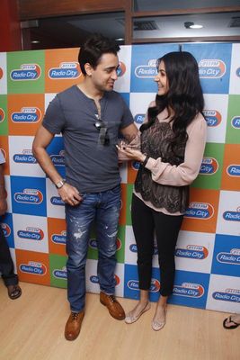 Imran Khan & Anushka Sharma promoting 'MATRU KI BIJLEE KA MANDOLA'