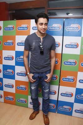 Imran Khan & Anushka Sharma promoting 'MATRU KI BIJLEE KA MANDOLA'