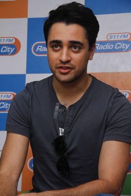 Imran Khan & Anushka Sharma promoting 'MATRU KI BIJLEE KA MANDOLA'