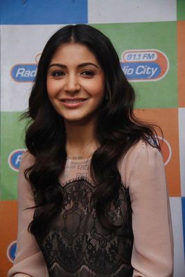 Imran Khan & Anushka Sharma promoting 'MATRU KI BIJLEE KA MANDOLA'