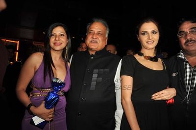 Monica Bedi, Kashmira Shah, Ravi Kishen at Sambhavana Seth's birthday party
