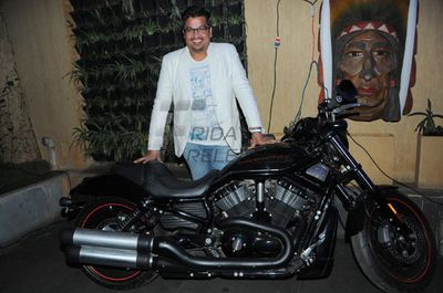 Top Models sizzle at choreographer Shakir Shaikh's white theme birthday party at Lager Bay in Bandra