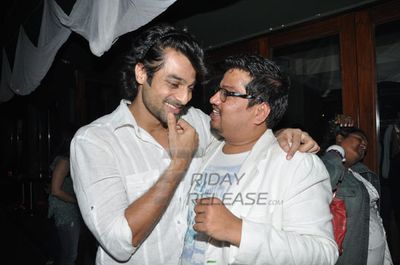 Top Models sizzle at choreographer Shakir Shaikh's white theme birthday party at Lager Bay in Bandra