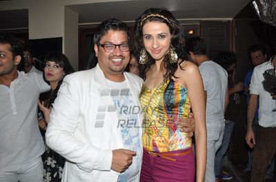Top Models sizzle at choreographer Shakir Shaikh's white theme birthday party at Lager Bay in Bandra