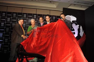 Waheeda Rehman at the unveiling of brass statue of Dev Anand