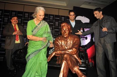 Waheeda Rehman at the unveiling of brass statue of Dev Anand