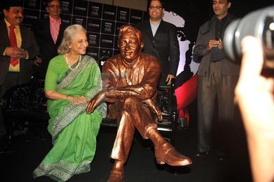 Waheeda Rehman at the unveiling of brass statue of Dev Anand