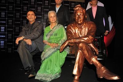 Waheeda Rehman at the unveiling of brass statue of Dev Anand