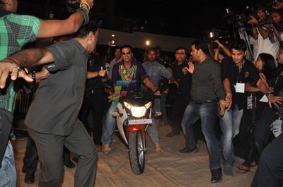 KHILADI 786 promotions at Mithibai College