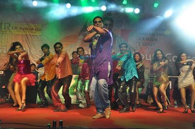 KHILADI 786 promotions at Mithibai College