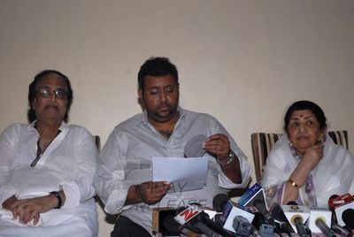 Eminent celebrities from Mangeshkar family at the  announcement of Master Deenanath Mangeshkar Smruti Pratisthan Awards 2013