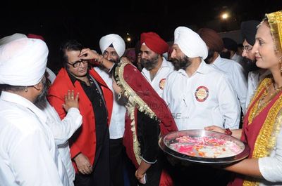Legendary actor Manoj Kumar was honoured by BJP Leader Shri Lal Krishna Advani