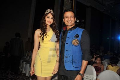 Tinsel town people and international celebs at the launch party of SAMSUNG GALAXY S4 in association with Reliance Digital at Hotel Shangri-La in Mumbai