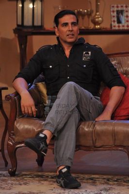 Akshay Kumar,Sonakshi Sinha & Imran Khan on Comedy Nights with Kapil sets