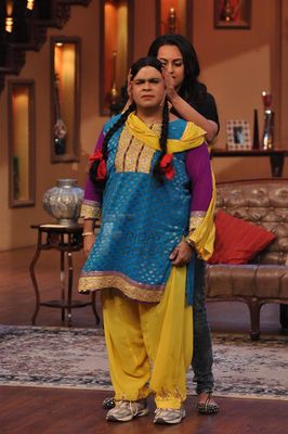 Akshay Kumar,Sonakshi Sinha & Imran Khan on Comedy Nights with Kapil sets