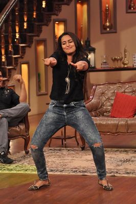 Akshay Kumar,Sonakshi Sinha & Imran Khan on Comedy Nights with Kapil sets