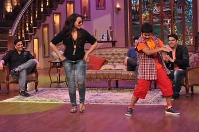 Akshay Kumar,Sonakshi Sinha & Imran Khan on Comedy Nights with Kapil sets