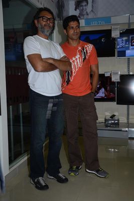 Farhan Akhtar launches BHAAG MILKHA BHAAG game at Reliance Digital