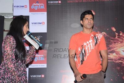 Farhan Akhtar launches BHAAG MILKHA BHAAG game at Reliance Digital