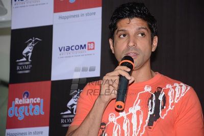 Farhan Akhtar launches BHAAG MILKHA BHAAG game at Reliance Digital