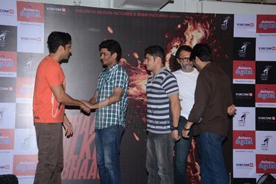 Farhan Akhtar launches BHAAG MILKHA BHAAG game at Reliance Digital