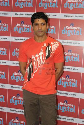 Farhan Akhtar launches BHAAG MILKHA BHAAG game at Reliance Digital