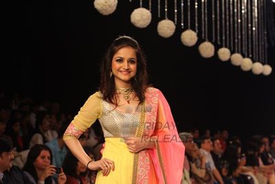 TV Celebs walk the ramp for Gitanjali Gems at IIJW 2013