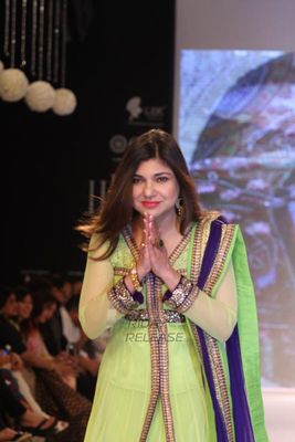 TV Celebs walk the ramp for Gitanjali Gems at IIJW 2013